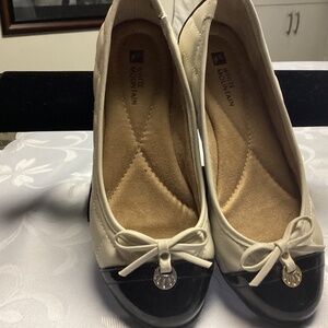 White mountain flats black n white size